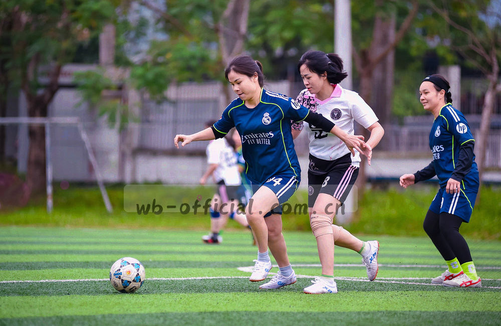 桌面上侧光拍摄的直尺、铅笔与叠放纸张局部特写